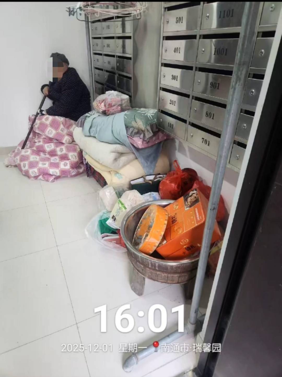 美国 vs 尼加拉瓜
_江苏南通94岁老人被发现在楼道打地铺美国 vs 尼加拉瓜
,社区:子女轮流赡养,可能送来时人不在家